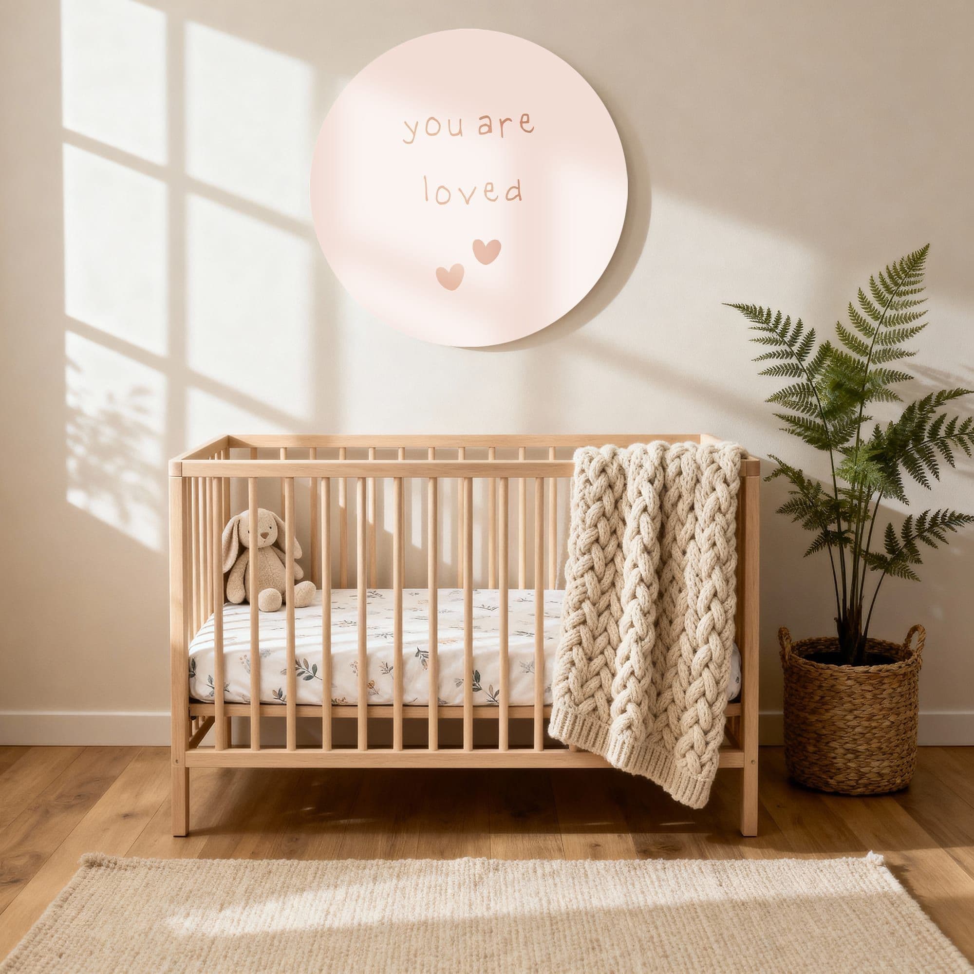 You Are Loved Muurcirkel, sfeer kinderkamer met ledikant