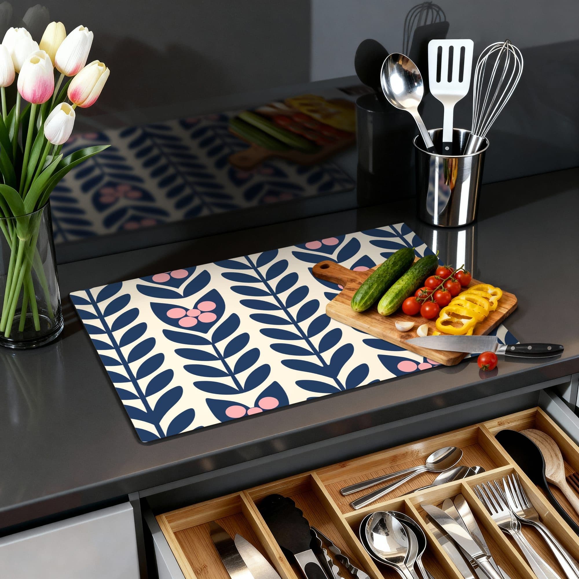 Scandi Tulp Blauw Inductiebeschermer, sfeer detail