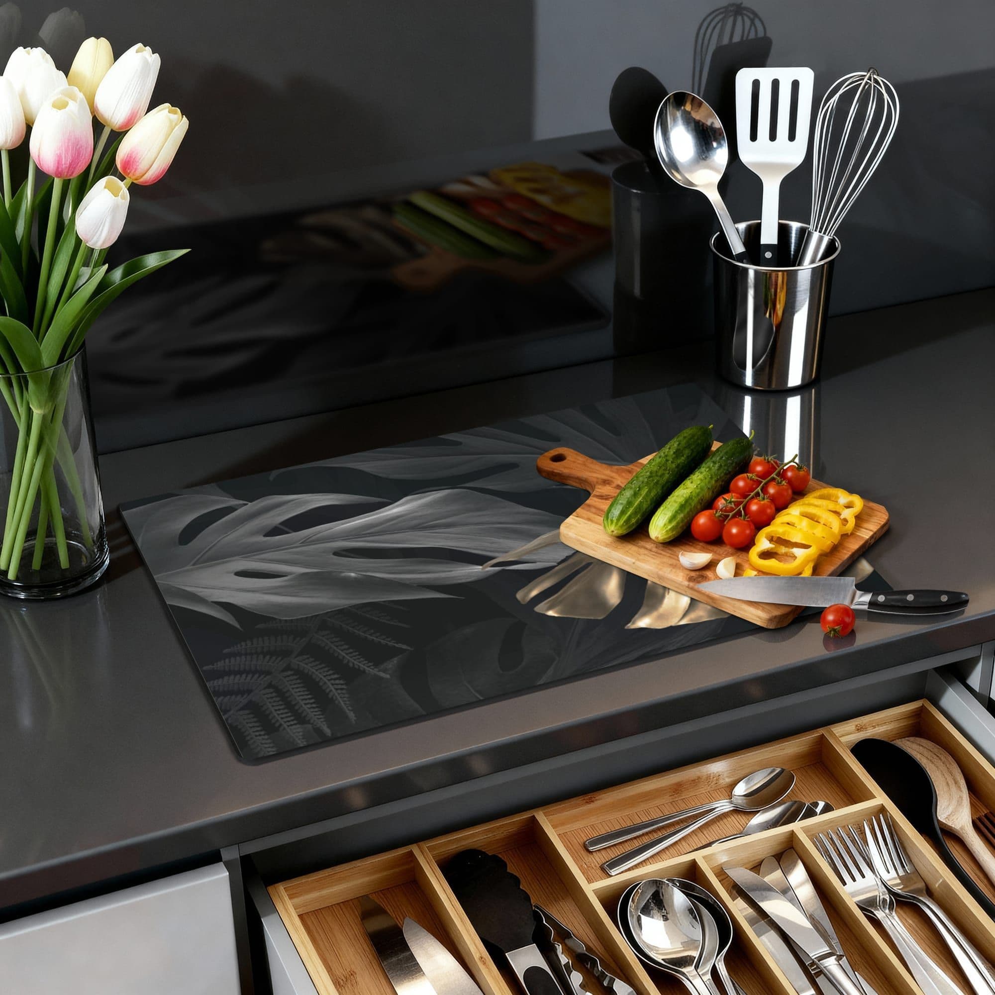 Golden Monstera Night Inductiebeschermer, sfeer detail